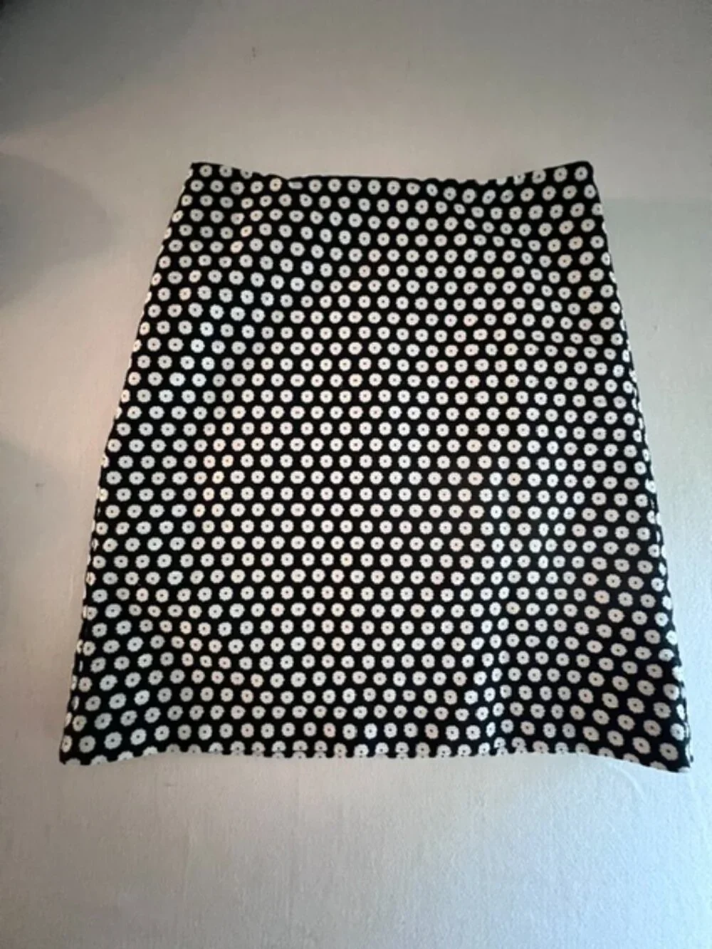 ANN TAYLOR Petite skirt size 0P a classic‎ black and white floral daisy pattern